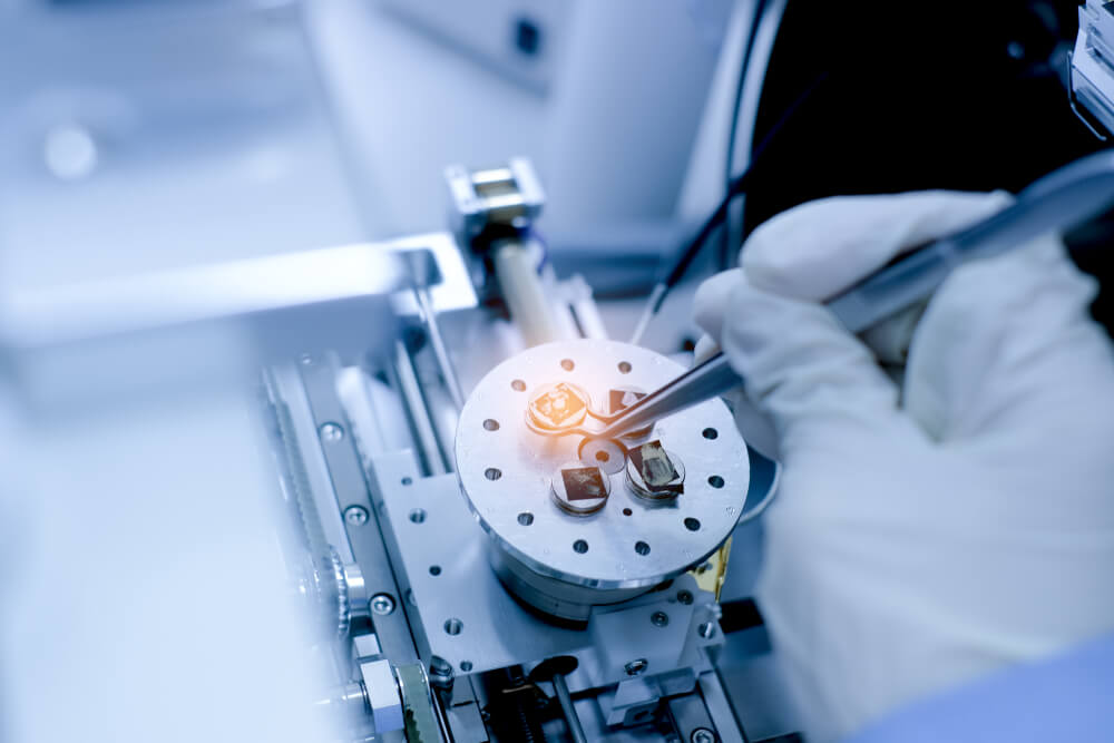 Nanotechnologia w elektronice – jak usługi R&D wpływają na rozwój miniaturyzacji i poprawę wydajności urządzeń?